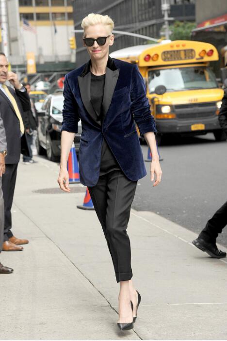 从TILDA SWINTON的神级街拍找最帅穿搭灵感