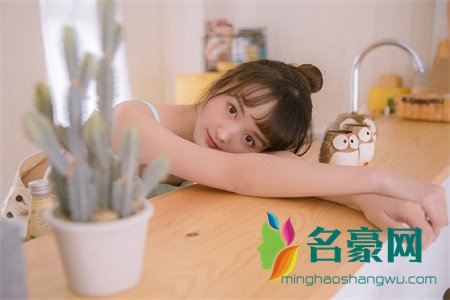 超级乱婬 爱上校园放荡女同学叫来朋友一起玩3p