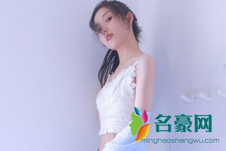 我的冰山美女老婆 白天高冷晚上在床上像个荡妇