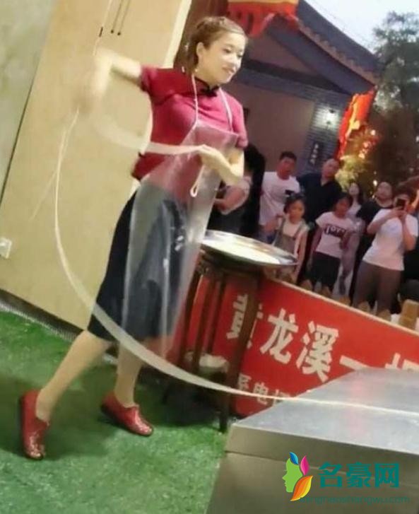 美女开面馆成网红