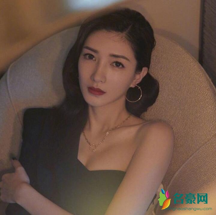 江疏影晒事业妆