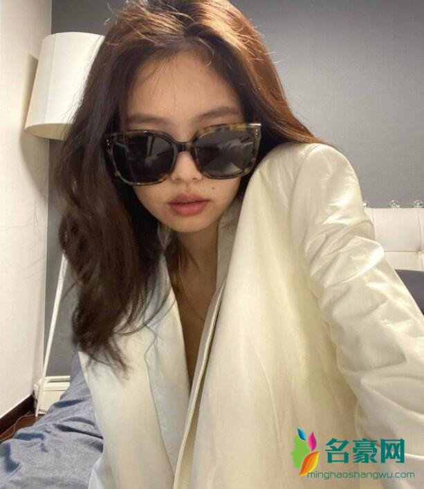 Jennie晒多组穿搭照