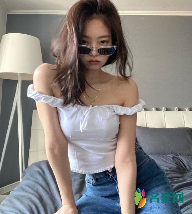 Jennie晒多组穿搭照