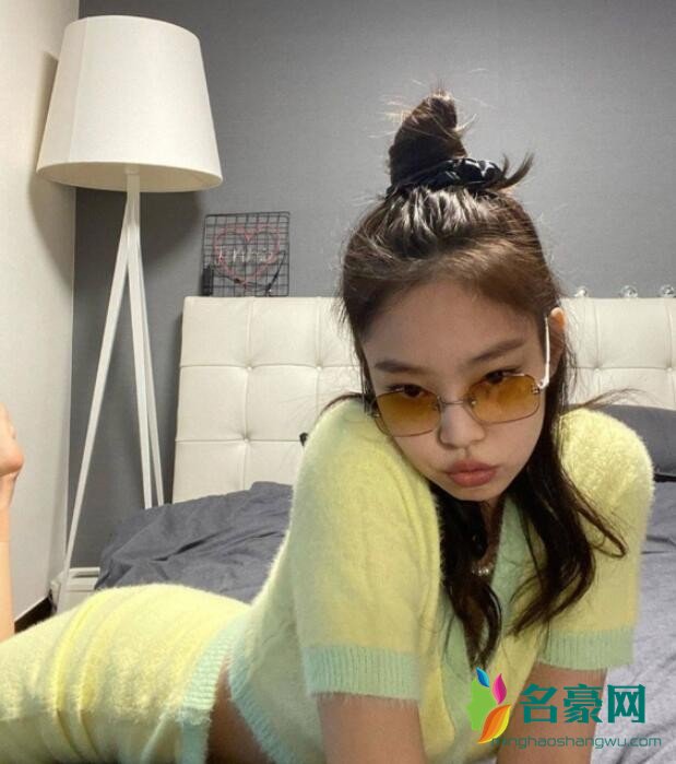 Jennie晒多组穿搭照