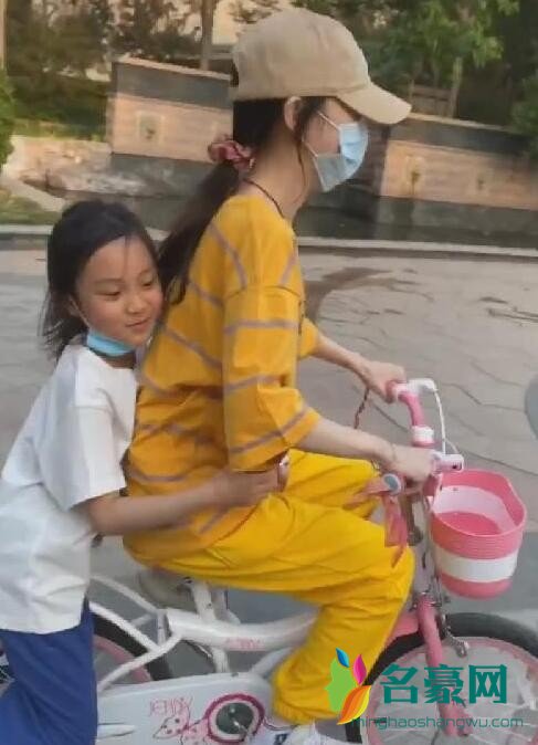 李小璐带女儿骑单车