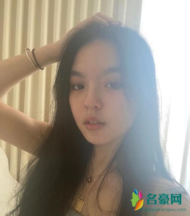 李咏女儿晒自拍