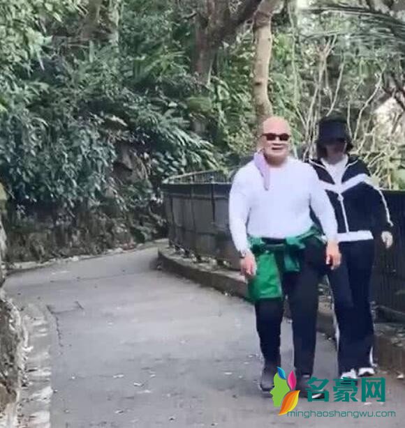 关之琳与光头男爬山