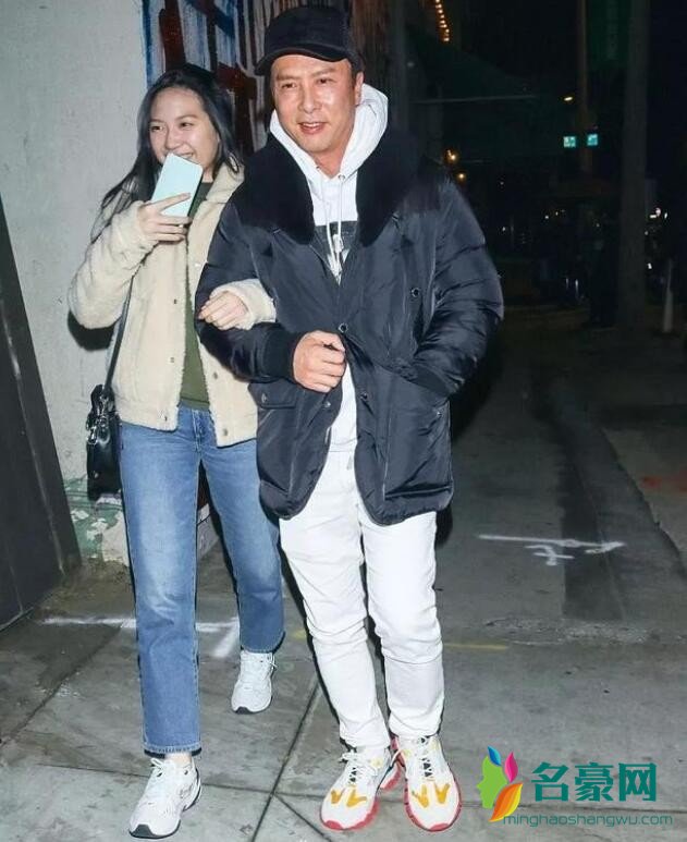 甄子丹与女儿现身街头