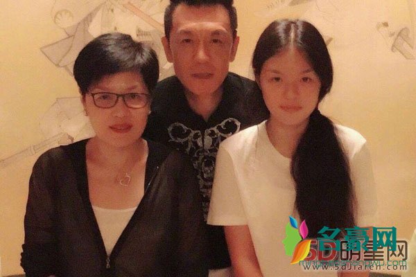 为什么李咏女儿姓法 要是美国国籍跟我们无关