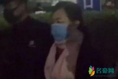 冯妈妈探望赵丽颖 冯绍峰的妈妈满脸笑容的前往医