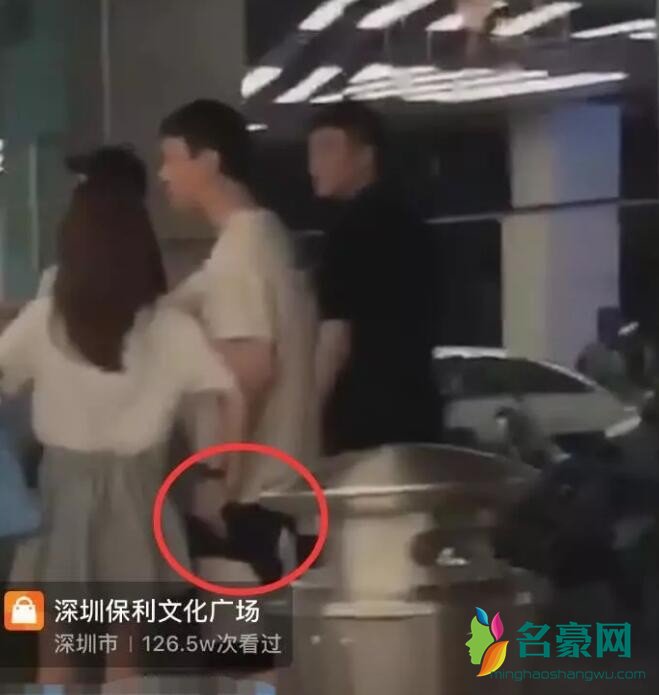 王思聪带妙龄女现身