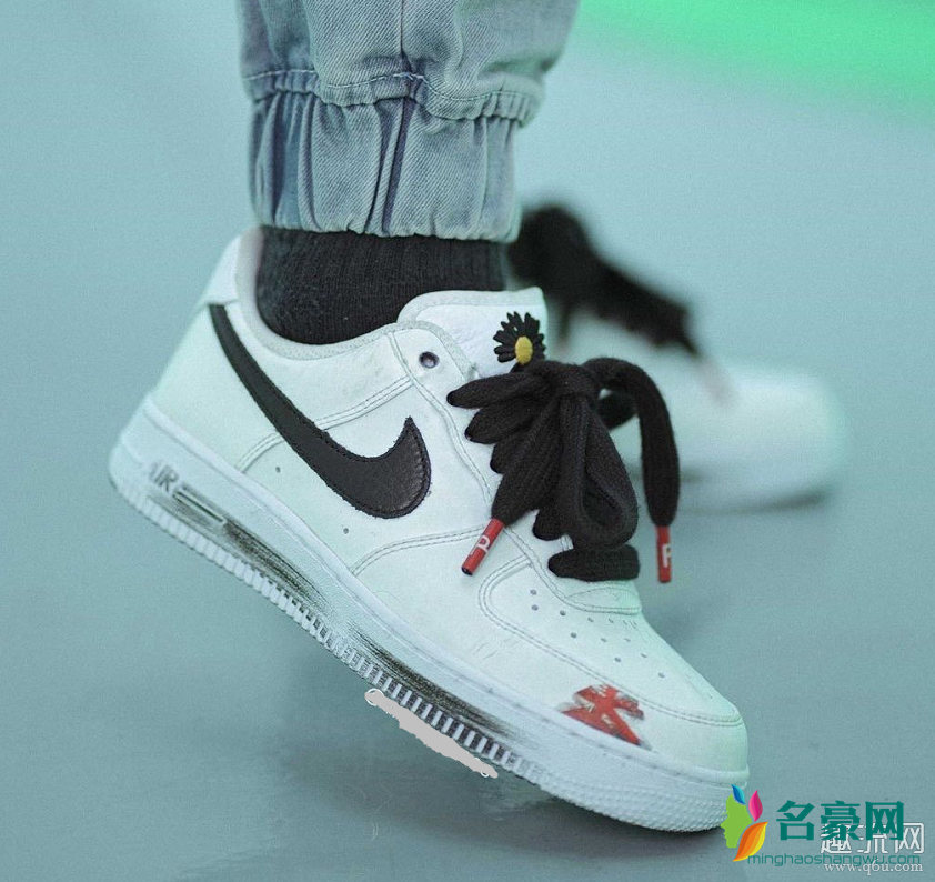 af1权志龙2.0上脚街拍图赏析 PMO X AF1 权志龙2.0白色刮开是什么图案