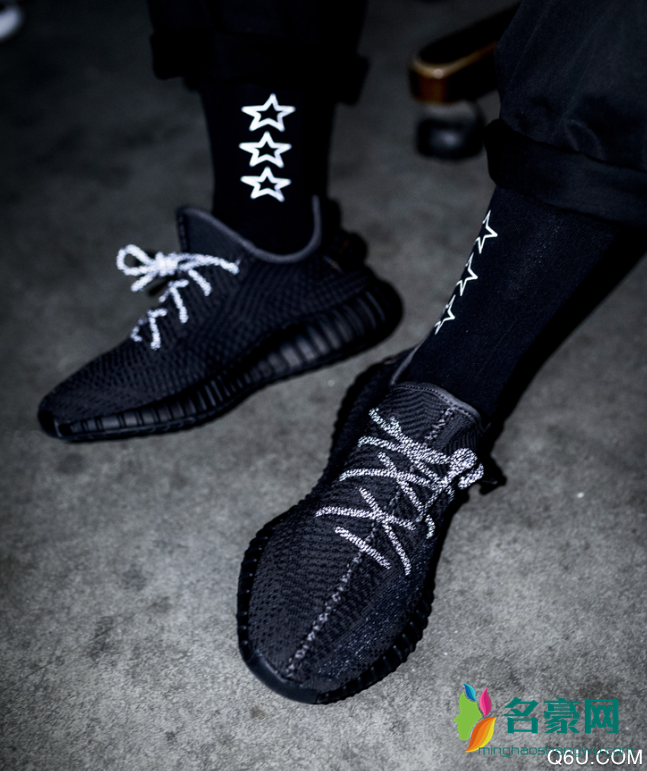 椰子350 v2黑天使搭配什么裤子 yeezy 350 v2黑天使上脚搭配街拍图赏析