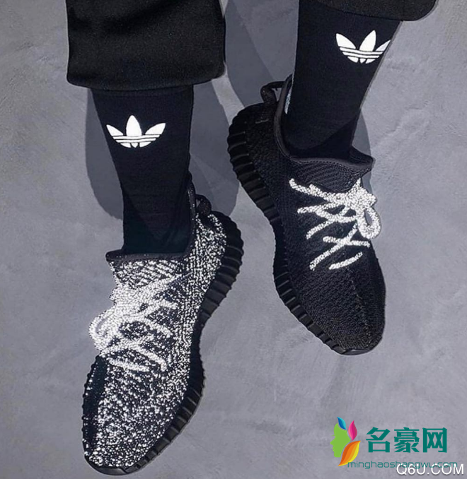 椰子350 v2黑天使搭配什么裤子 yeezy 350 v2黑天使上脚搭配街拍图赏析