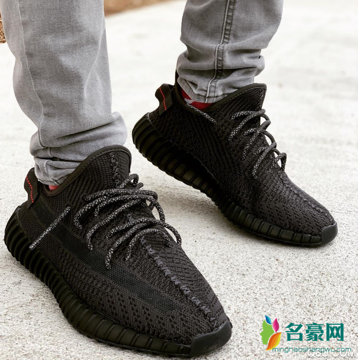 椰子350 v2黑天使搭配什么裤子 yeezy 350 v2黑天使上脚搭配街拍图赏析