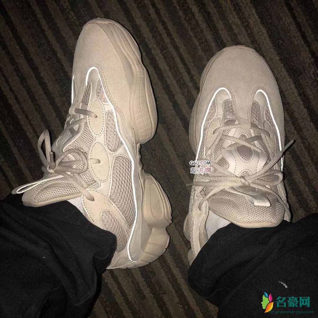 YEEZY500怎么搭配 YEEZY500官方搭配街拍图