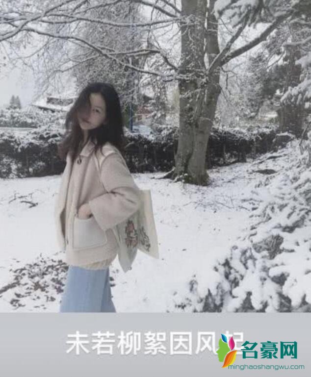 李嫣站雪地拍照配诗