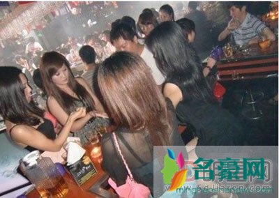 在酒吧上班跳舞的的女人干净吗? 为何男人都瞧不起夜场上班的女人