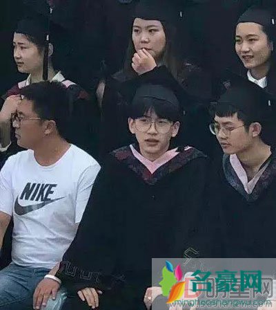 费启鸣哪个大学的 天天就会卖萌一大男孩天天干这事儿