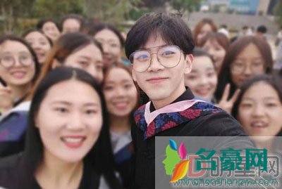 费启鸣哪个大学的 天天就会卖萌一大男孩天天干这事儿