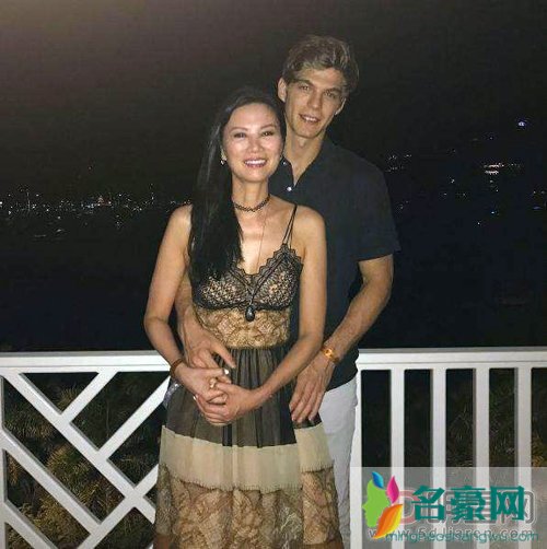 邓文迪离婚后有收入吗现在靠什么生活 当今为世界级撬门杠神女