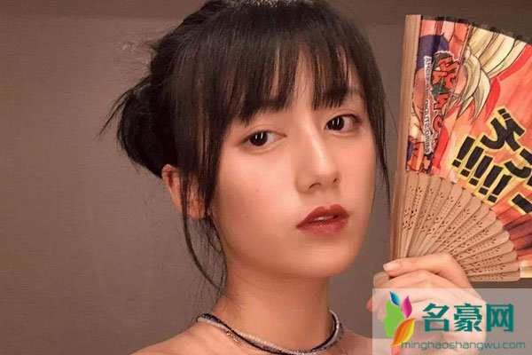 李诞女朋友黑尾酱身高资料 不整整牙吗?李诞女朋友有颗牙明显不合群