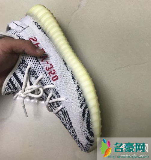 ​Yeezy350白斑马穿搭配图分享 Yeezy白斑马氧化后很丑吗