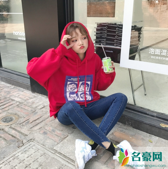 红色卫衣搭配什么鞋子好看 红色卫衣穿鞋搭配指南