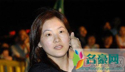 伏明霞面相分析 这女人味口真重,嫁给老头子你有什么感觉?