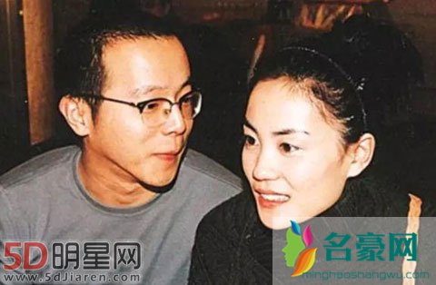 周迅窦靖童同框天涯八卦 拉个手就同性恋?王菲女儿又和周迅搞忘年同性恋