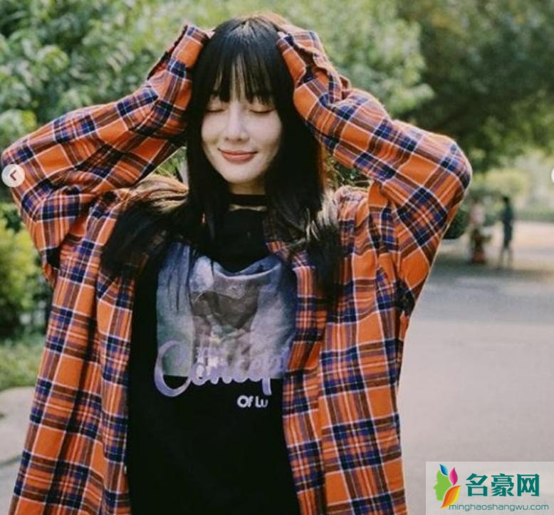 李小璐打扮似少女