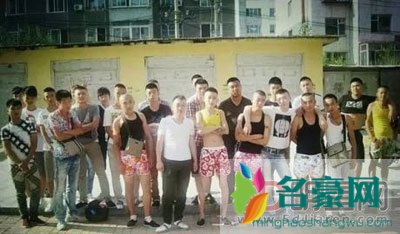 沈阳魏龙的56人成名照 魏龙成名的那一张照片