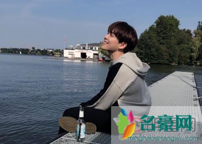 尤长靖的粉丝名叫什么 小嫩肉靠脑残女友粉赚钱所以现在还不敢轻易交真女友