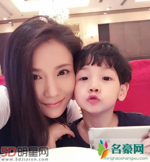 杨烁儿子杨雨辰几岁了 看着孩子的照片充分证明了儿子随妈女儿随爸