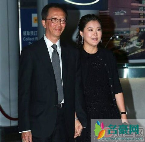 伏明霞离婚了吗 真不理解你这婚姻究竟为何?为钱为情都不合理