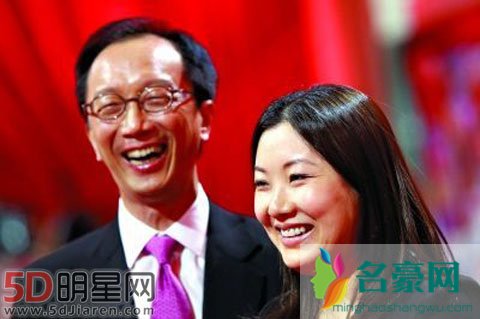 伏明霞离婚了吗 真不理解你这婚姻究竟为何?为钱为情都不合理