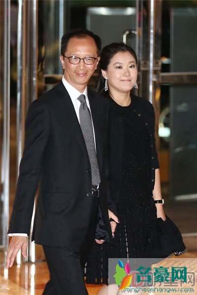 伏明霞老公身家多少 现在伏明霞生活很幸福哪像54岁之差的婚姻呢