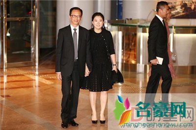 伏明霞老公身家多少 现在伏明霞生活很幸福哪像54岁之差的婚姻呢