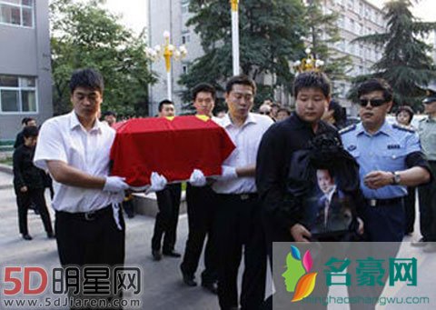 罗京墓地在哪多少钱 看见孩子抱着罗老师的遗像心酸极了