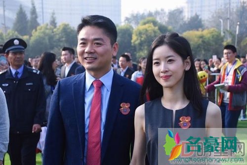 刘强东章泽天出席校庆活动 夫妻同框恩爱十足