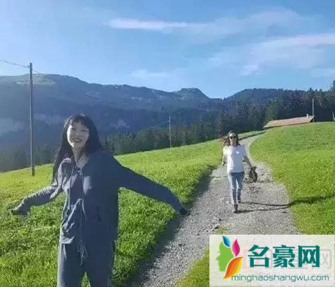 雪莉如何从乖乖女堕落到如今模样 深夜直播含泪咬手指是受情伤了吗