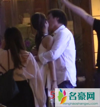 刘亦菲和干爹街头热吻 一看她干爹都是一脸色相
