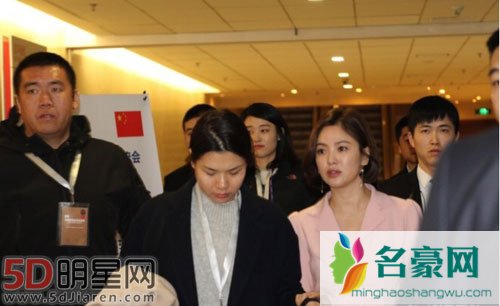 宋慧乔出席中韩国宴 网友化身侦探猜测她是否怀孕