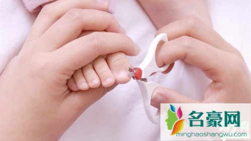 满月的小孩可以剪指甲吗 新生儿出生几天可以剪指甲1