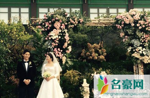 宋慧乔和宋仲基恩爱十足 章子怡苏芒微博曝光婚礼现场