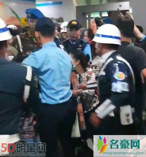 泰妍机场遇危险 人群混乱镜头打到脸