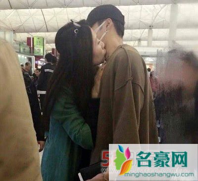 王嘉尔粉丝见面会痛哭被黑被瞧不起 与妈妈机场接吻有恋母情节吗
