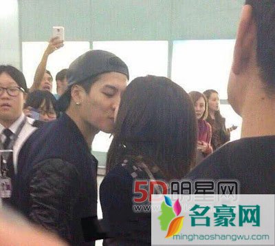 王嘉尔粉丝见面会痛哭被黑被瞧不起 与妈妈机场接吻有恋母情节吗