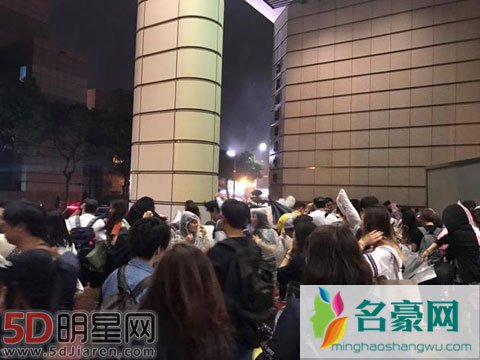 韩星郑秀妍台北见面会遭遇台风 粉丝父母在风雨中等待孩子