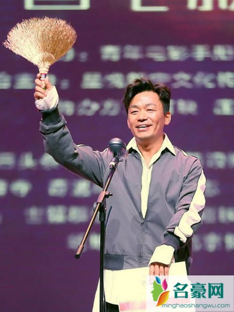 王宝强亲自上台领金扫帚奖 九年来首位敢直面该奖项的明星